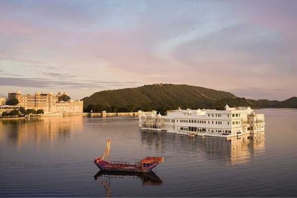 Taxi Service in Udaipur, Cab service in udaipur, Taxi in udaipur, Best taxi service in udaipur, Lake Pichola udaipur