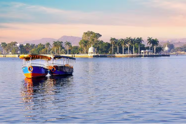 best taxi service in udaipur, Cab service in udaipur, Tempo Traveller in udaipur, Urbania Book in udaipur, udaipur taxi service, Rajasthan taxi