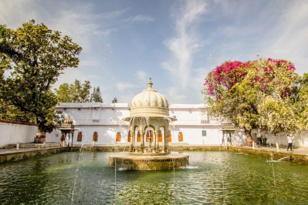 best taxi service in udaipur, Cab service in udaipur, Tempo Traveller in udaipur, Urbania Book in udaipur, udaipur taxi service, Rajasthan taxi