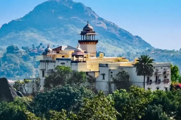 Taxi Service in Udaipur, Cab service in udaipur, Taxi in udaipur, Best taxi service in udaipur, Mount Abu udaipur