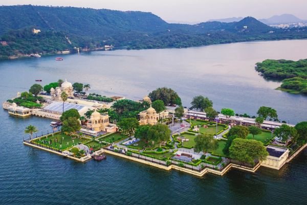 Taxi Service in Udaipur, Cab service in udaipur, Taxi in udaipur, Best taxi service in udaipur,